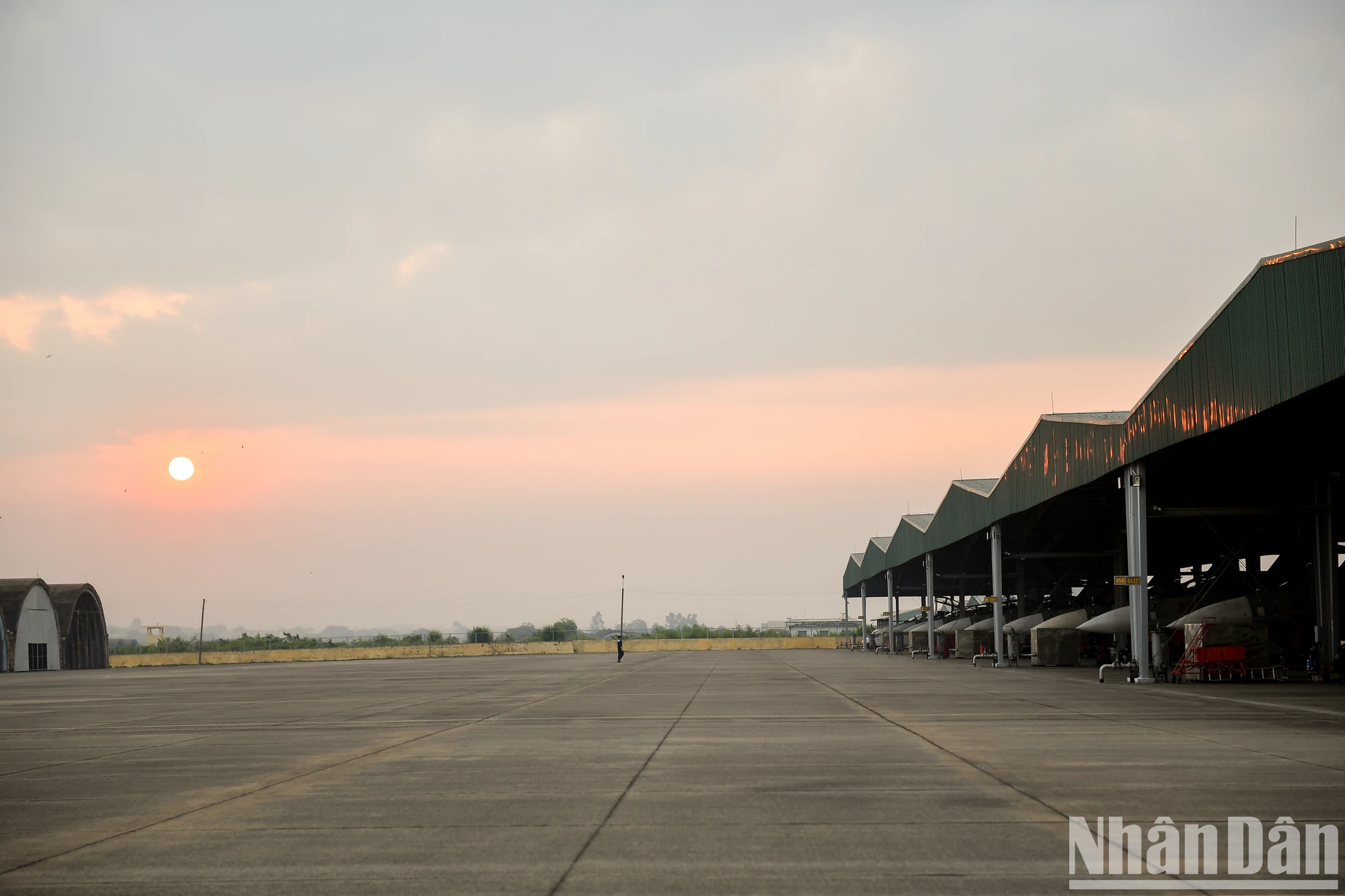 [Ảnh] "Hổ mang chúa" Su-30MK2 hoàn thành nhiệm vụ vinh quang ngày 30/4 ảnh 1