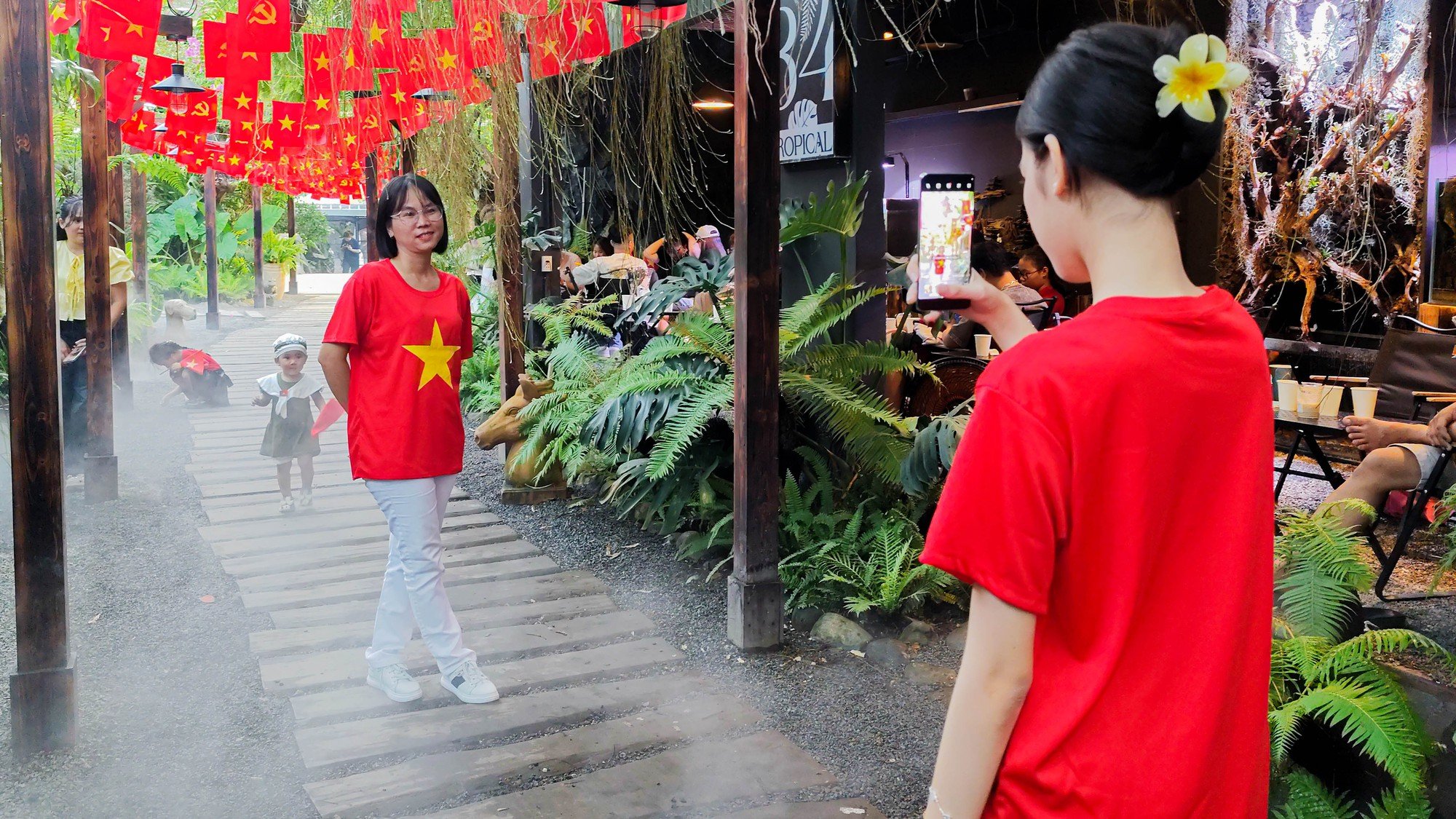 Nhiều địa điểm vui chơi, giải trí cũng được trang trí cờ, hoa thu hút người dân và du khách - Ảnh: VGP/Lưu Hương