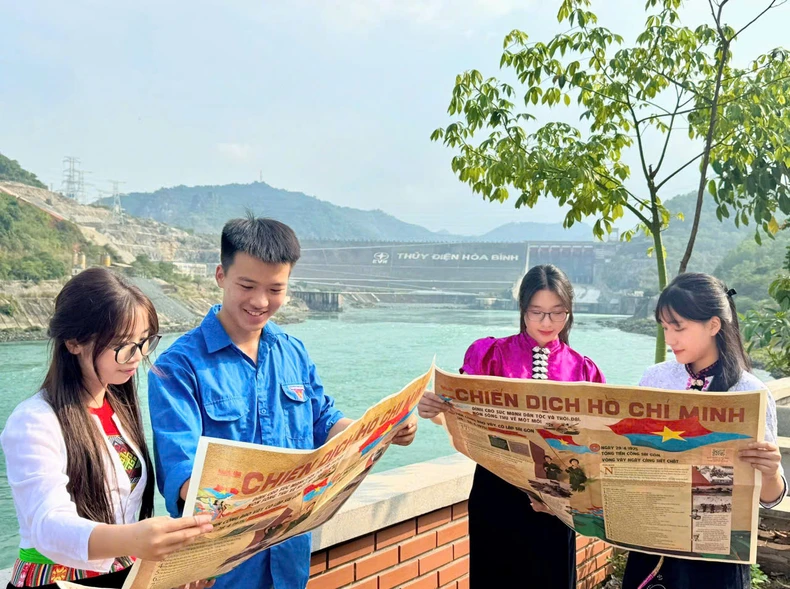 Thế hệ trẻ tỉnh Hòa Bình nô nức nhận phụ san Báo Nhân Dân ảnh 2