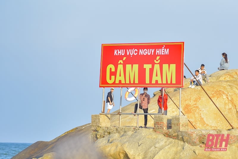 Sầm Sơn đông nghịt người trong ngày đầu nghỉ lễ
