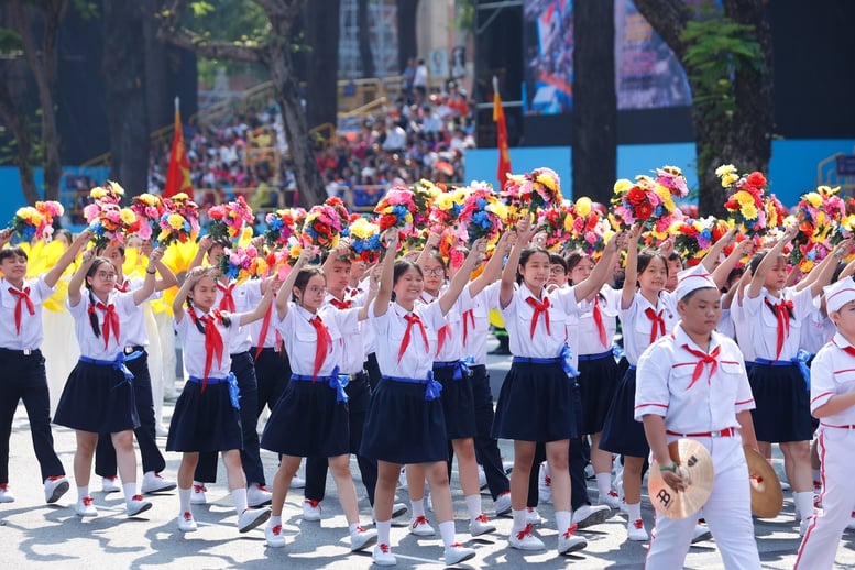 Chùm ảnh: Quần chúng, nhân dân tham gia diễu hành kỷ niệm 50 năm thống nhất đất nước- Ảnh 12.