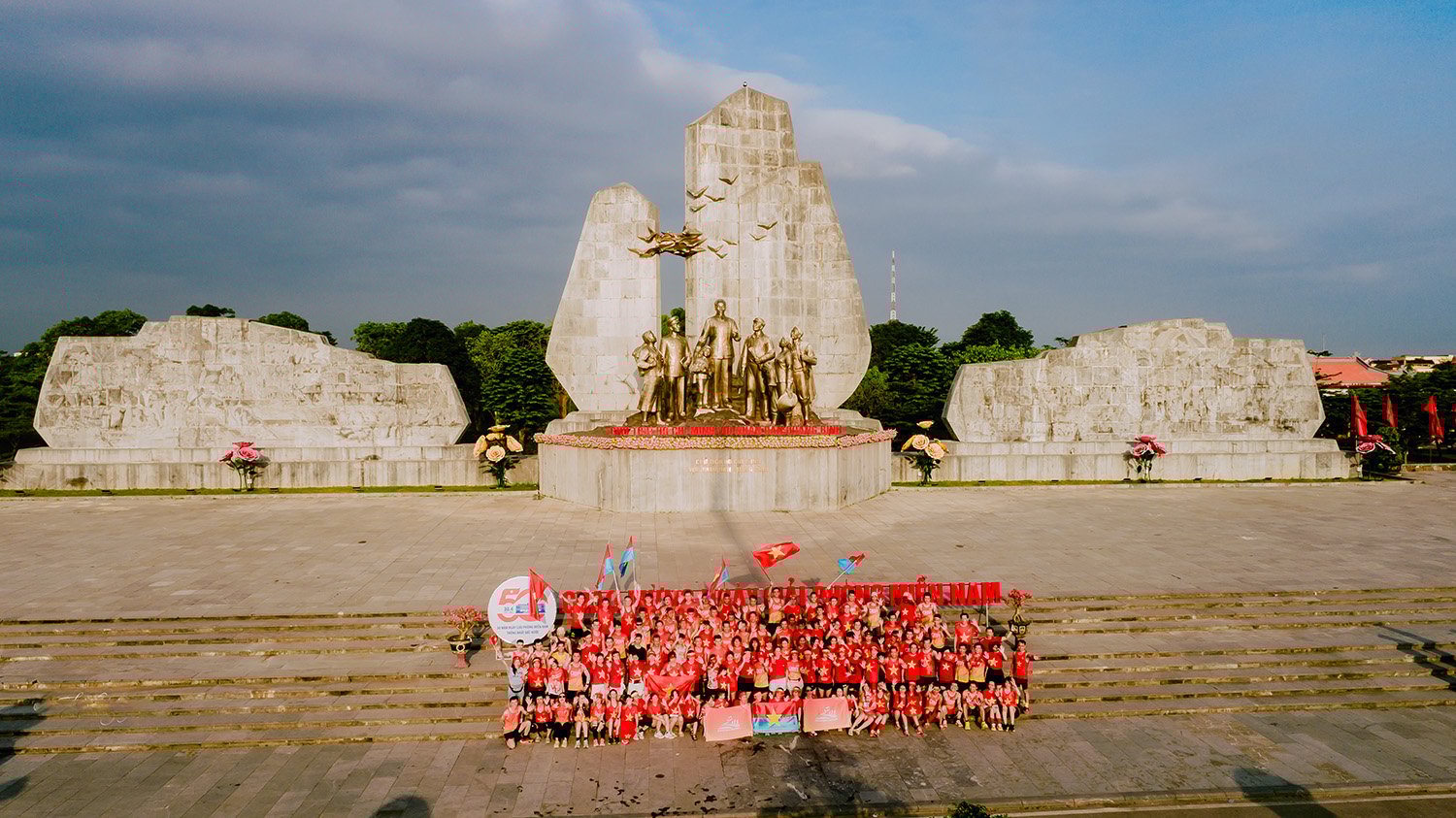 ទីលាន​ហូជីមិញ​បាន​ក្លាយ​ជា​គោល​ដៅ​សម្រាប់​ប្រជាជន​និង​ភ្ញៀវ​ទេសចរ​ជា​ច្រើន​នា​ថ្ងៃ​ទី​៣០ ខែ​មេសា។