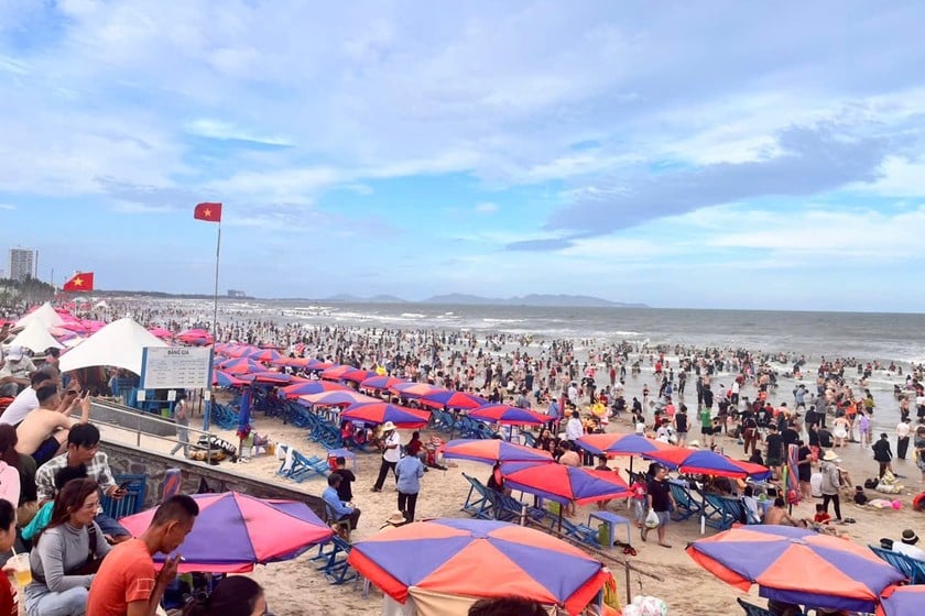 Khách du lịch đến Vũng Tàu tắm biển tăng so với cùng kỳ
