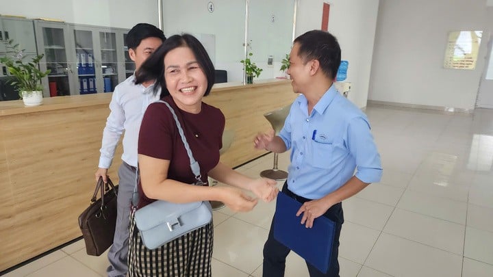 Bà Nguyệt vui mừng sau khi đến Công ty TNHH MTV Xổ số kiến thiết Huế làm thủ tục nhận tiền trúng thưởng. (Ảnh: NL)