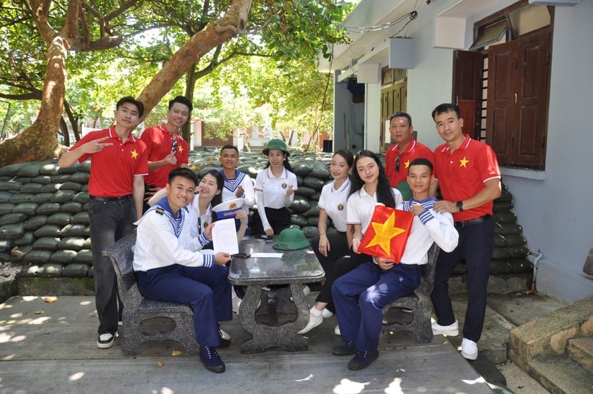 Đoàn giao lưu, thăm hỏi các chiến sỹ sau giờ biểu diễn