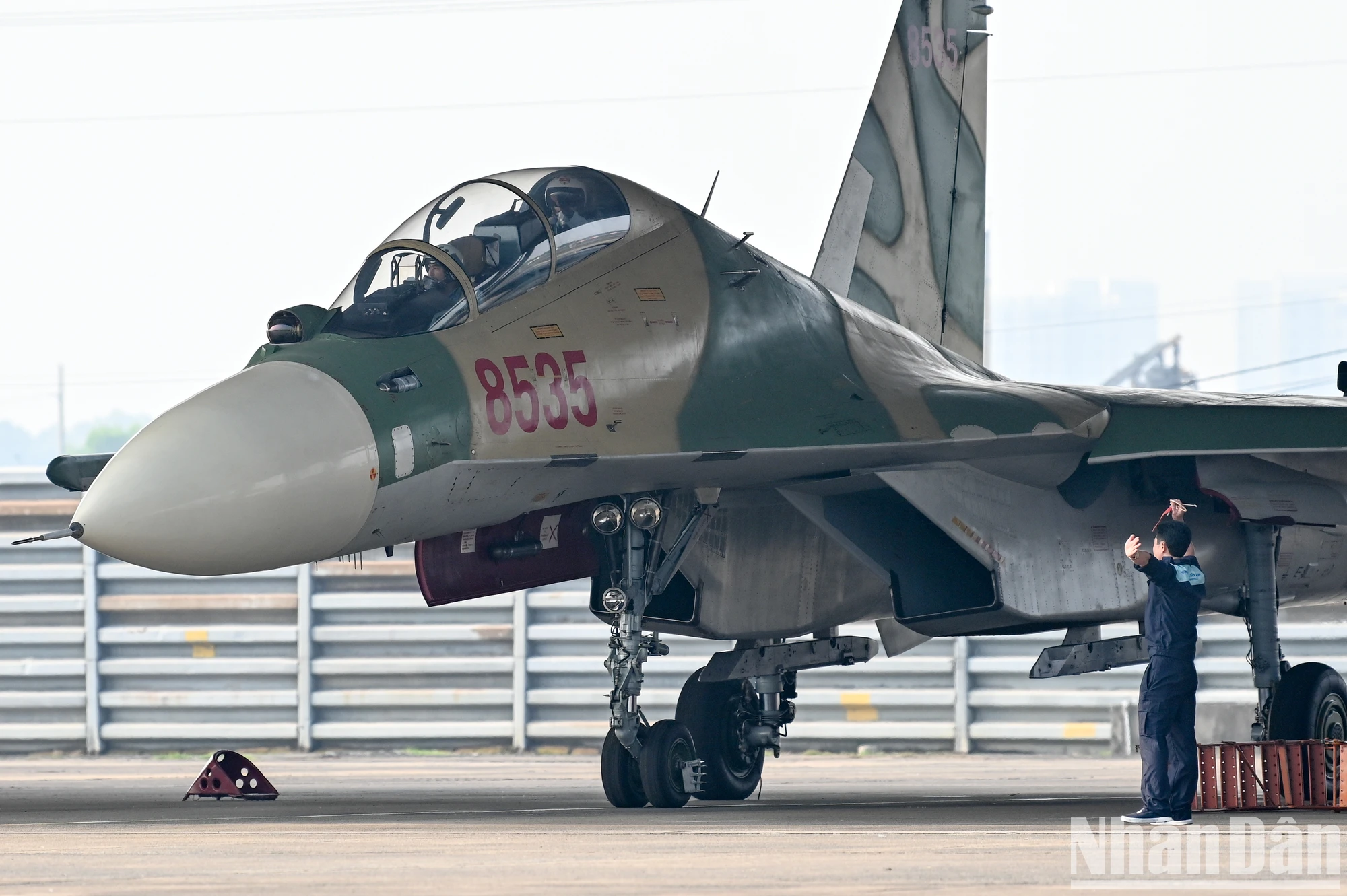 [Ảnh] "Hổ mang chúa" Su-30MK2 hoàn thành nhiệm vụ vinh quang ngày 30/4 ảnh 8