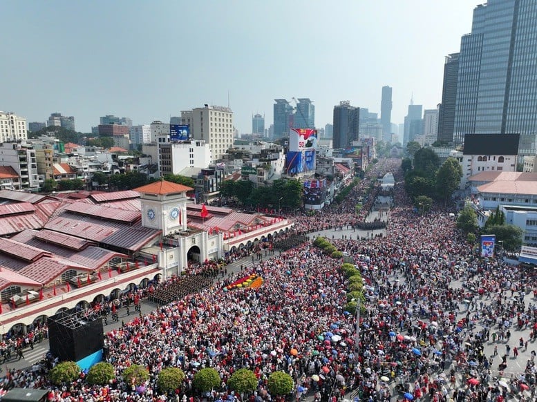 Hàng ngàn người dân TPHCM trong trang phục rực rỡ, tay vẫy cờ Tổ quốc và hoa tươi rạng rỡ, tạo nên không khí hân hoan, xúc động trong ngày lễ trọng đại – kỷ niệm 50 năm Giải phóng miền Nam, thống nhất đất nước (30/4/1975 – 30/4/2025) - Ảnh: VGP/Nhật Bắc