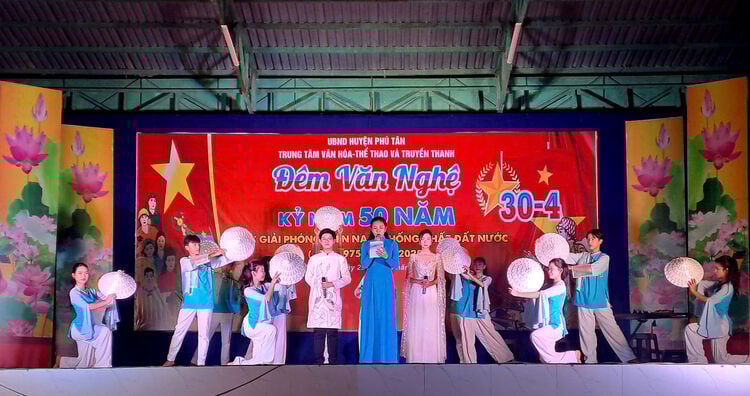 ស្រុក Phu Tan រៀបចំការសម្តែងសិល្បៈ ដើម្បីអបអរសាទរទិវារំដោះភាគខាងត្បូង