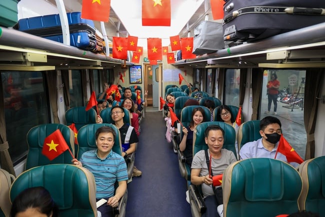 “Đoàn tàu Thống Nhất” xuất phát tại ga Hà Nội vào TP. Hồ Chí Minh mừng 50 năm đất nước thống nhất - Ảnh 8.