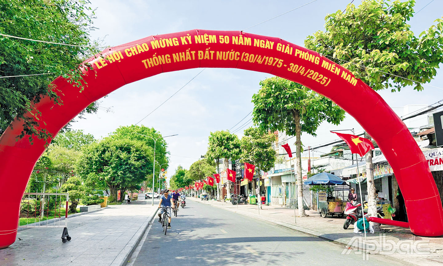 នៅតាមដងផ្លូវកណ្តាល ទង់ក្រហមដែលមានផ្កាយពណ៌លឿងឈរនៅដើមរដូវក្តៅ ដែលរួមចំណែកដល់ការបង្កើតវីរភាព និងមានភាពអ៊ូអរ (ក្នុងរូបថត៖ ទង់ក្រហមដែលមានផ្កាយពណ៌លឿងមាននៅគ្រប់ទីកន្លែងនៅតាមដងផ្លូវក្នុងអំឡុងពេល Tet Mau Than)។