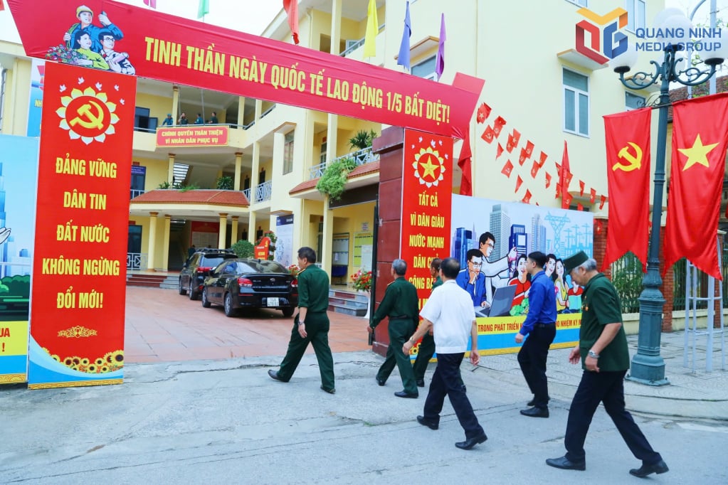 Ngay từ sớm, nhiều cựu chiến binh phường Quảng Yên đã tới hội trường của phường để xem truyền hình trực tiếp lễ kỷ niệm, cùng nhau ôn lại những ký ức anh dũng trong kháng chiến giành độc lập, toàn vẹn lãnh thổ cho dân tộc.