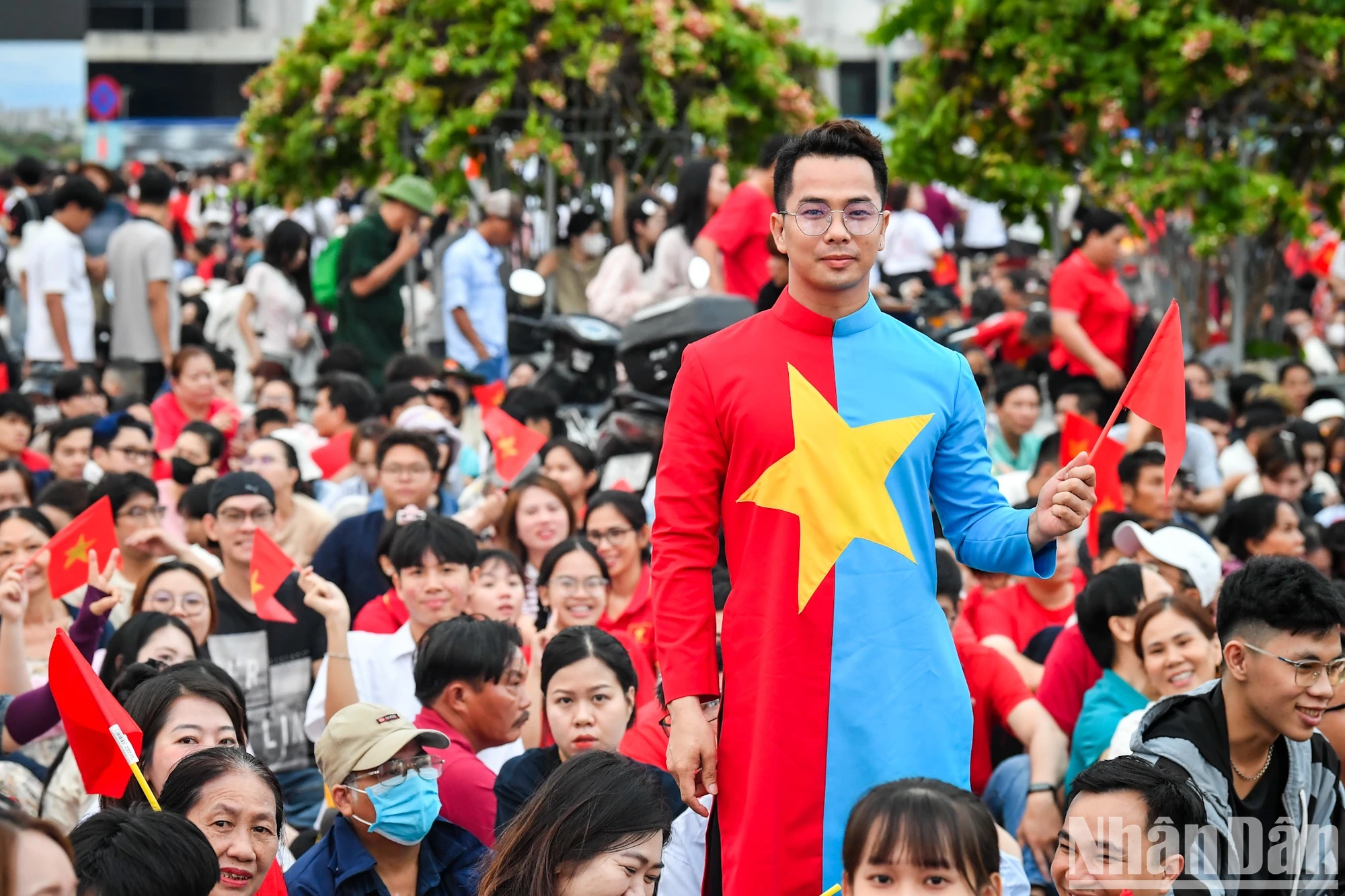 [Ảnh] Khối quần chúng diễu hành kỷ niệm 50 năm ngày đất nước thống nhất ảnh 16