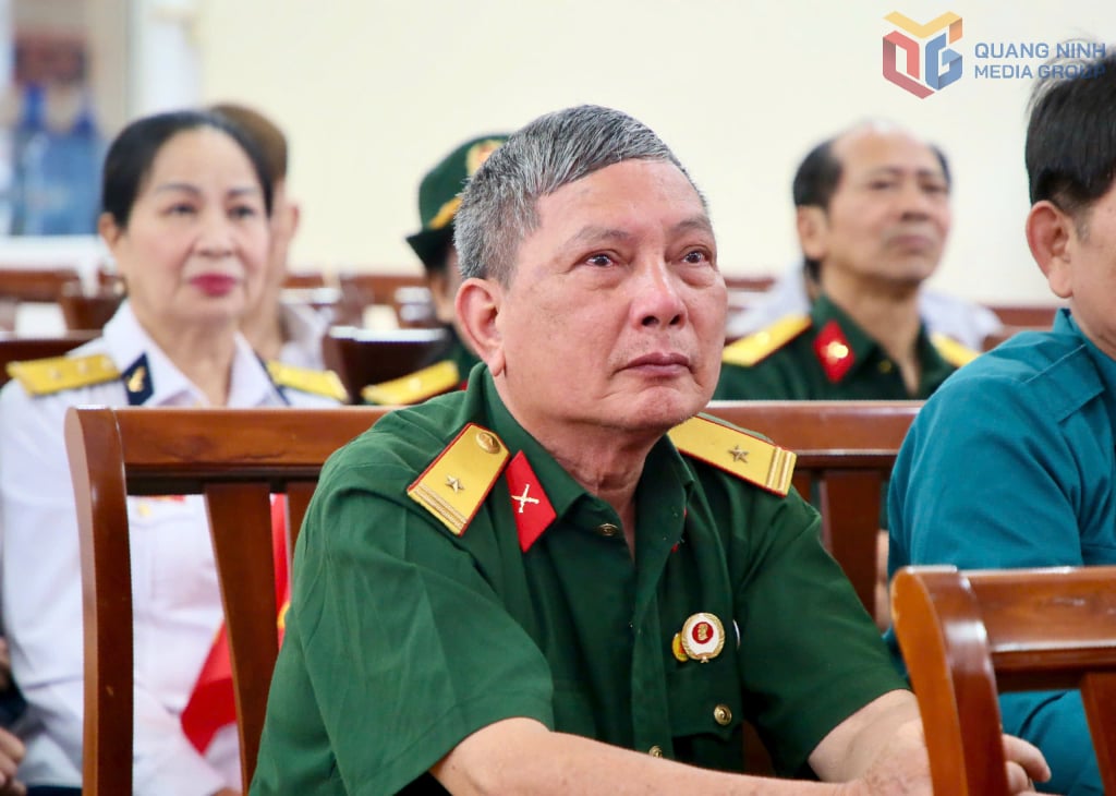 Bác Trần Xuân Nhứ, CCB từng tham gia nhiều trận đánh ác liệt ở chiến trường miền Nam và ở nước bạn Lào, khóe mắt ngấn lệ, rưng rưng xúc động khi bài hát 