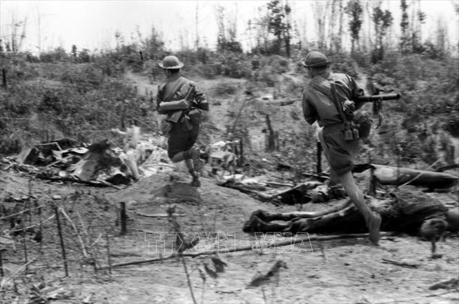 Quân giải phóng truy kích địch tại mặt trận Đường 9 - Nam Lào tháng 2/1971. Ảnh: Tư liệu