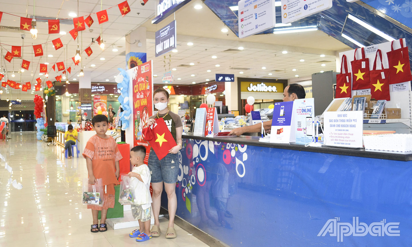 ផ្សារទំនើប Co.opmart My Tho បច្ចុប្បន្នមានកម្មវិធីផ្សព្វផ្សាយ នៅពេលដែលអតិថិជនទិញផលិតផលដែលមានវិក្កយបត្រ 700 ពាន់ដុង ឬច្រើនជាងនេះ នឹងទទួលបានកាបូប Canvan បោះពុម្ពទង់ជាតិ។