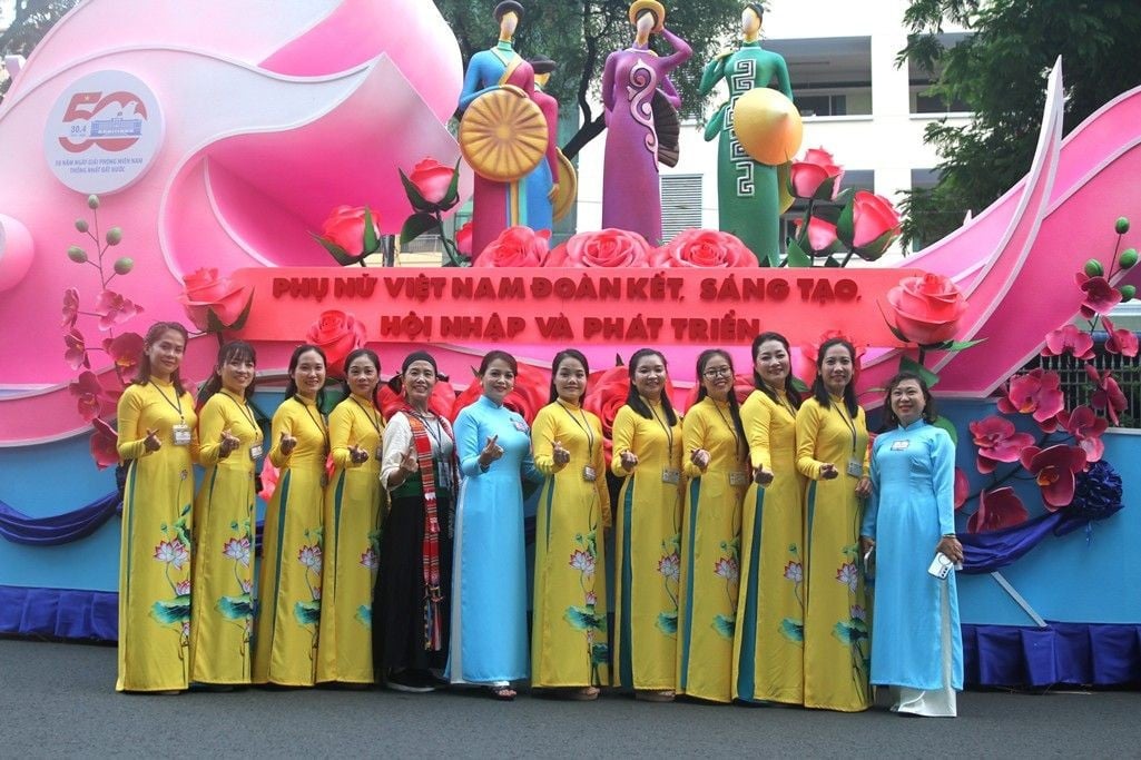 Những tà áo dài đủ sắc bên xe mô hình của khối Phụ nữ Việt Nam tham gia lễ diễu binh, diễu hành - Ảnh: VGP/Lê Anh