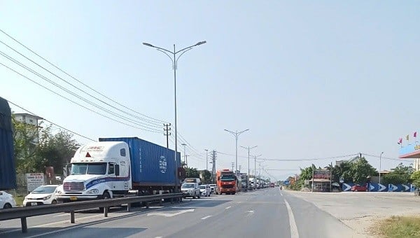 北から南に向かう車両の数が急増し、ジャン橋では再び局地的な渋滞が発生した。