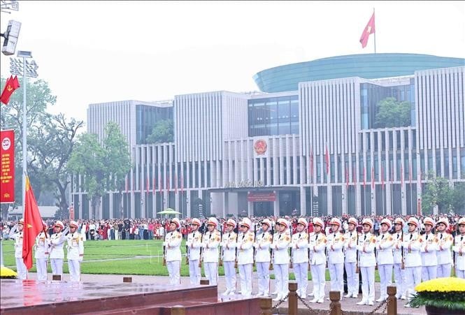 Khoảnh khắc thiêng liêng tại Lễ chào cờ kỷ niệm 50 năm Ngày Giải phóng miền Nam, thống nhất đất nước trên Quảng trường Ba Đình