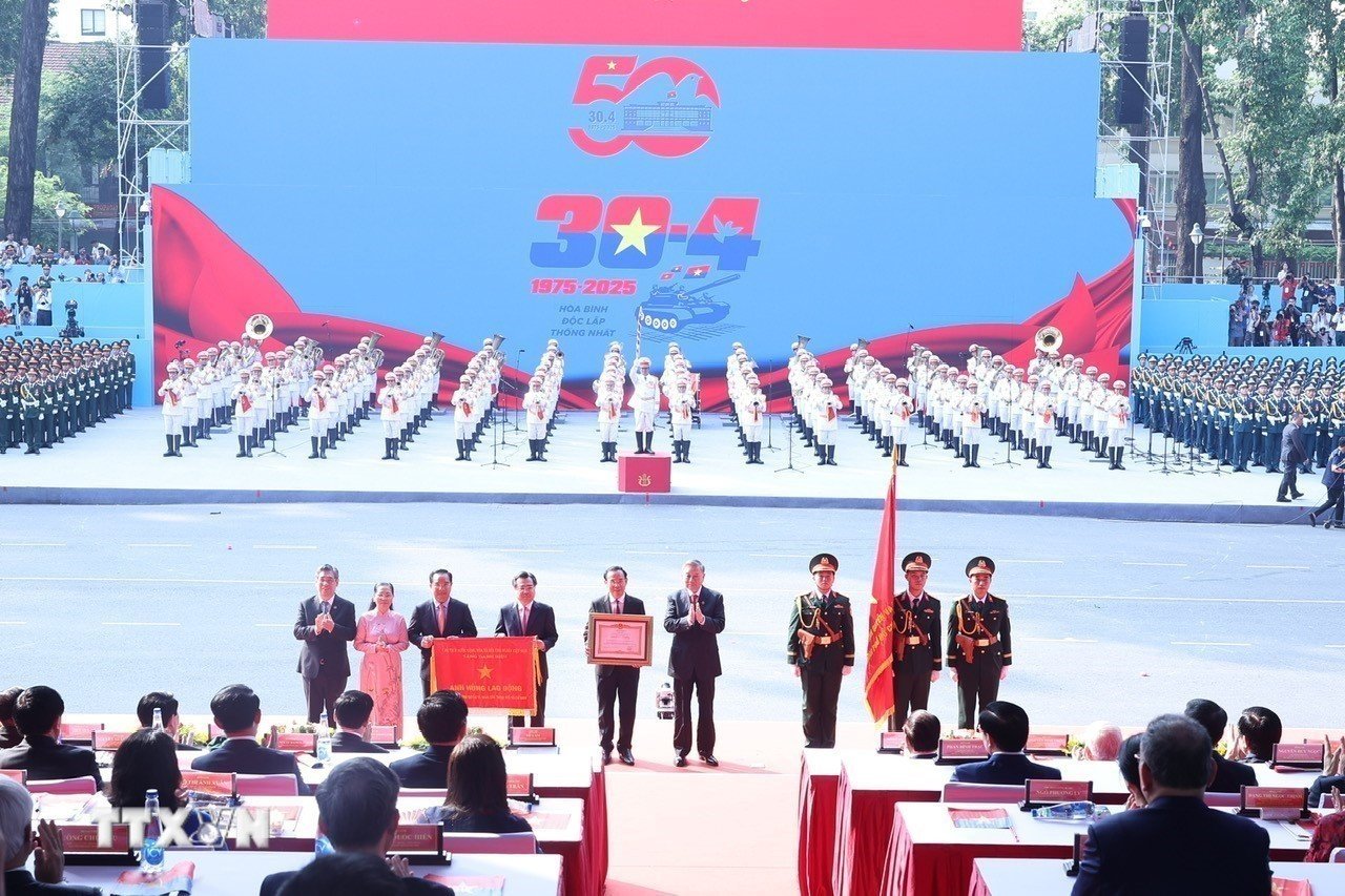[Ảnh] Diễu binh, diễu hành kỷ niệm 50 năm thống nhất đất nước