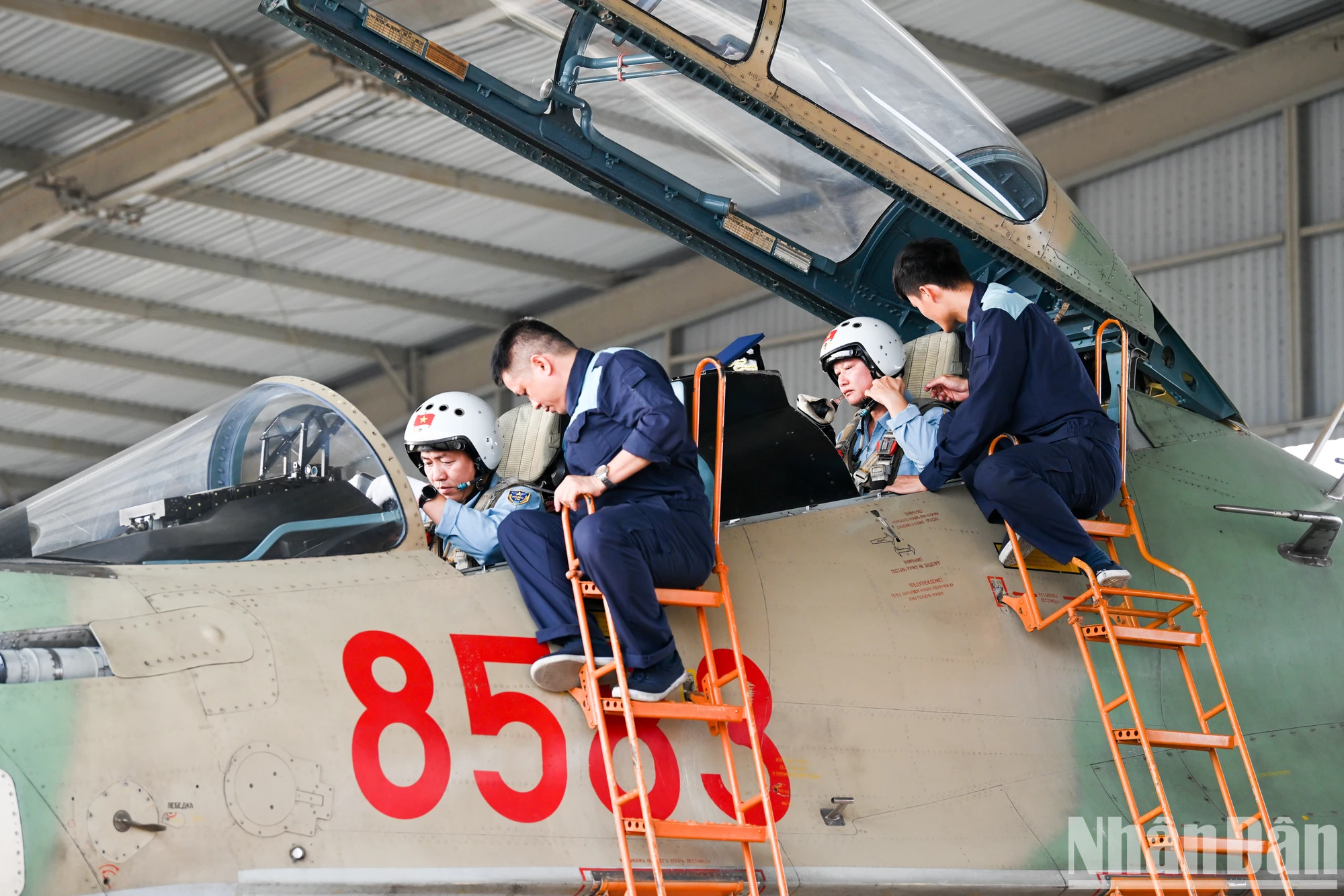 [Ảnh] "Hổ mang chúa" Su-30MK2 hoàn thành nhiệm vụ vinh quang ngày 30/4 ảnh 5