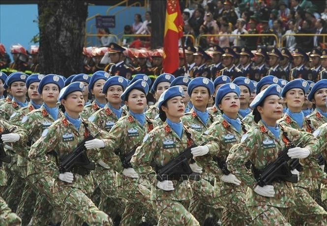 Khối nữ Gìn giữ hòa bình tiến qua lễ đài