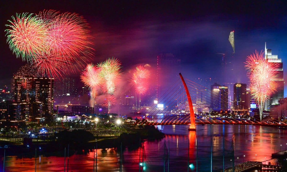 Des feux d'artifice illuminent le ciel de Ho Chi Minh-Ville dans la nuit du 30 avril