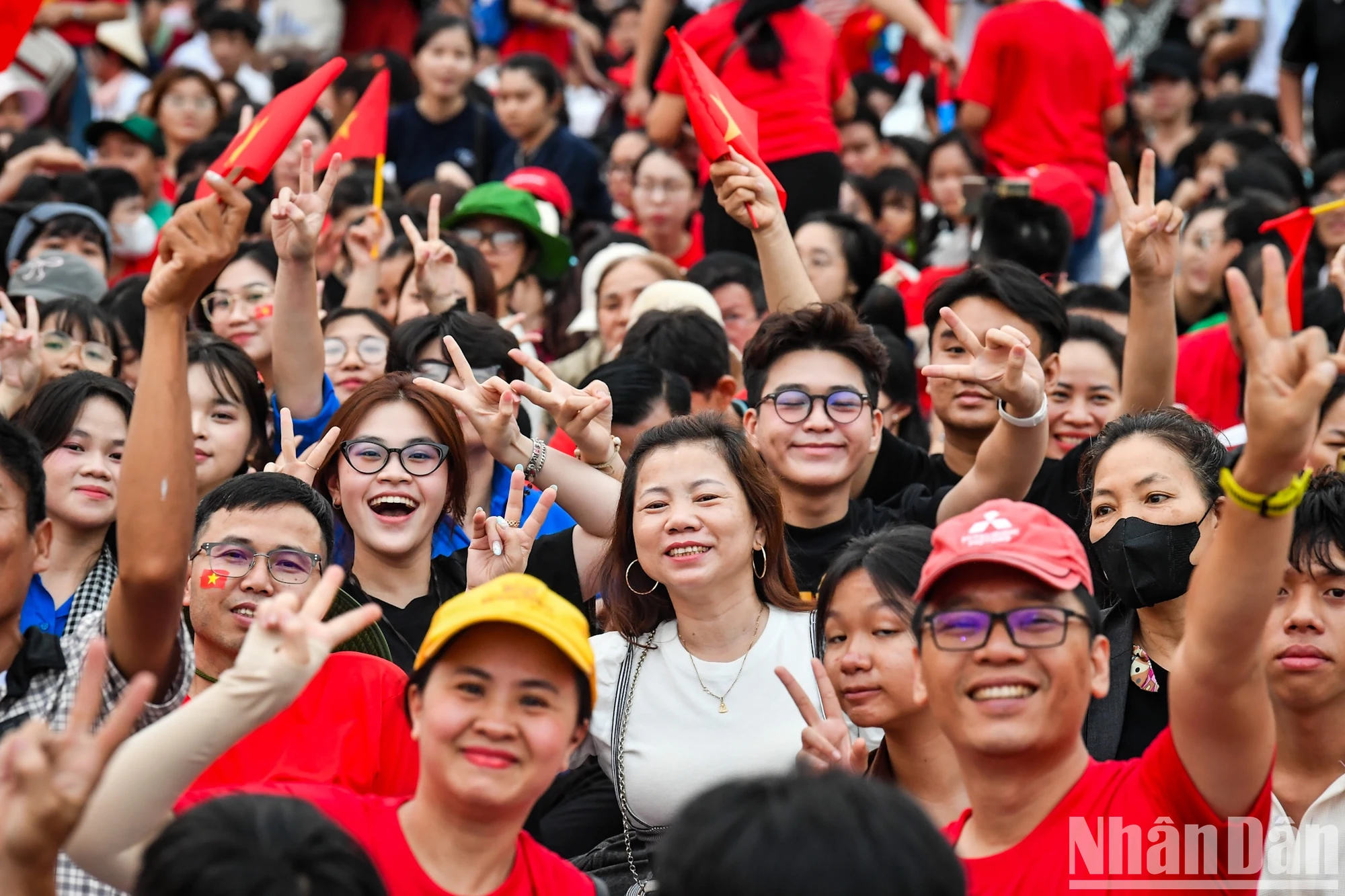 [Ảnh] Khối quần chúng diễu hành kỷ niệm 50 năm ngày đất nước thống nhất ảnh 17