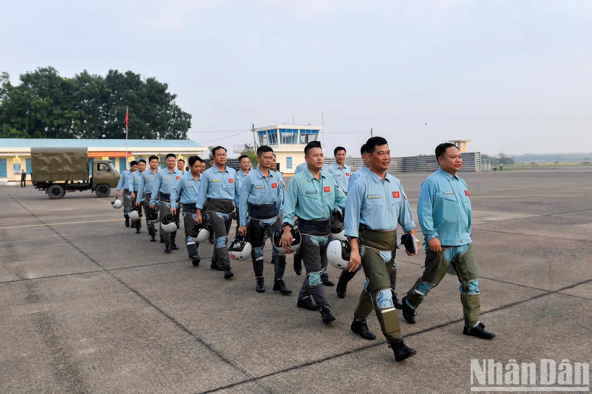 [Ảnh] "Hổ mang chúa" Su-30MK2 hoàn thành nhiệm vụ vinh quang ngày 30/4 ảnh 2