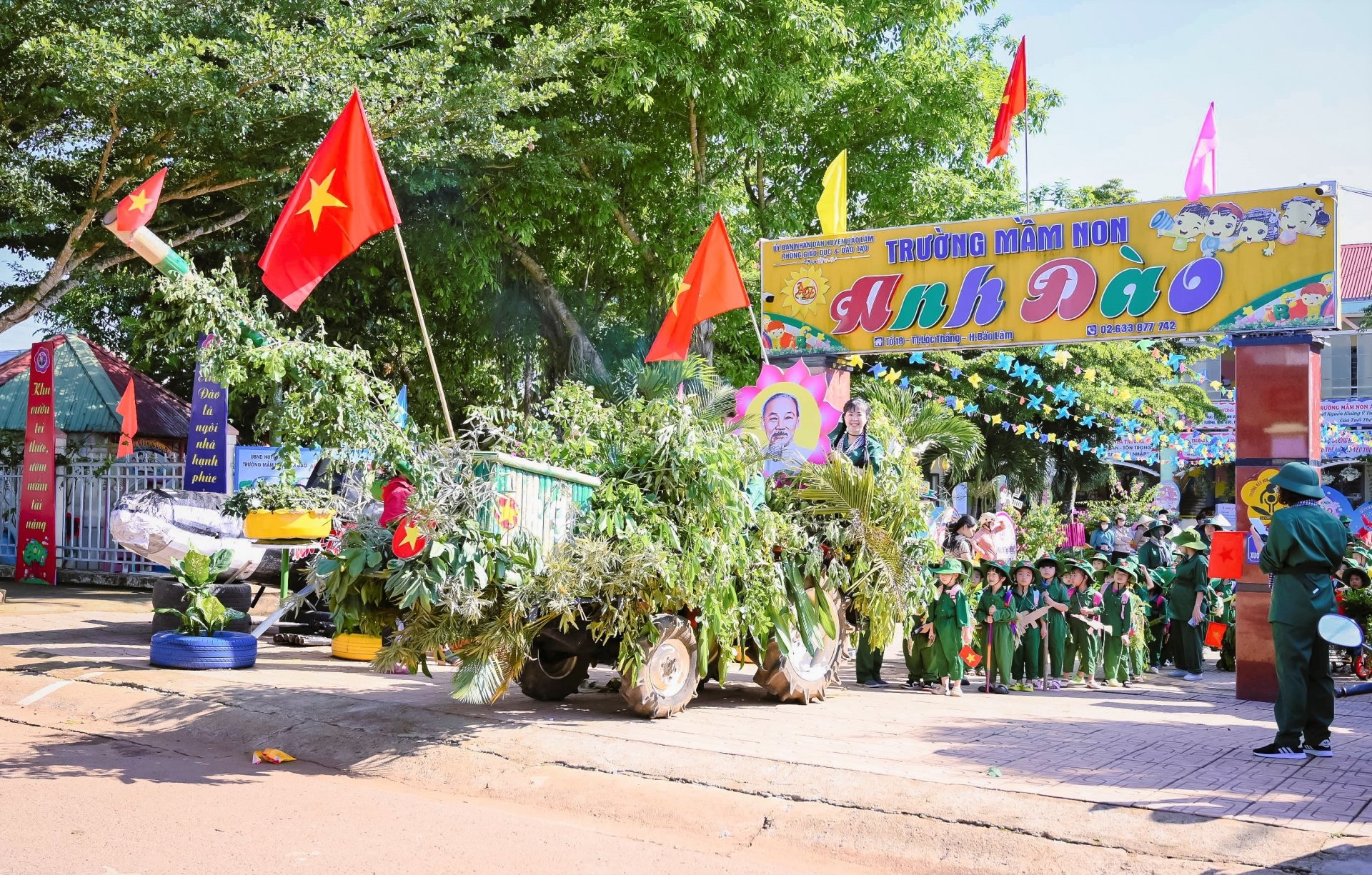 Đông đảo các em học sinh trường Mầm non Anh Đào mừng khoác áo lính mừng ngày thống nhất đất nước