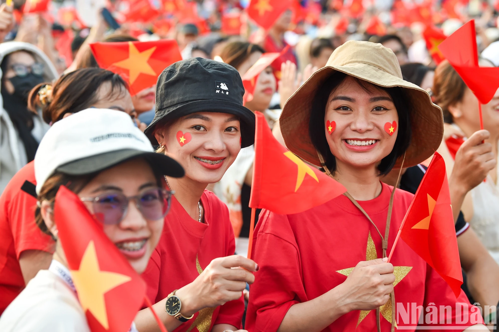 [Ảnh] Khối quần chúng diễu hành kỷ niệm 50 năm ngày đất nước thống nhất ảnh 20
