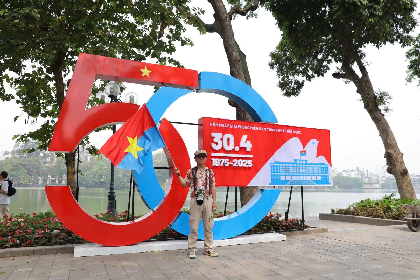 Chùm ảnh: Cả nước tưng bừng chào mừng kỷ niệm 50 năm Giải phóng miền Nam, thống nhất đất nước- Ảnh 4.