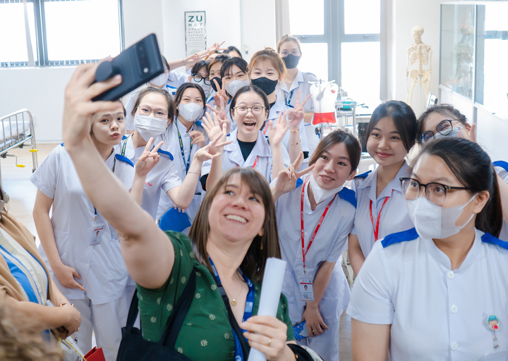 大学の代表者がホンバン国際大学の学生と交流しています。