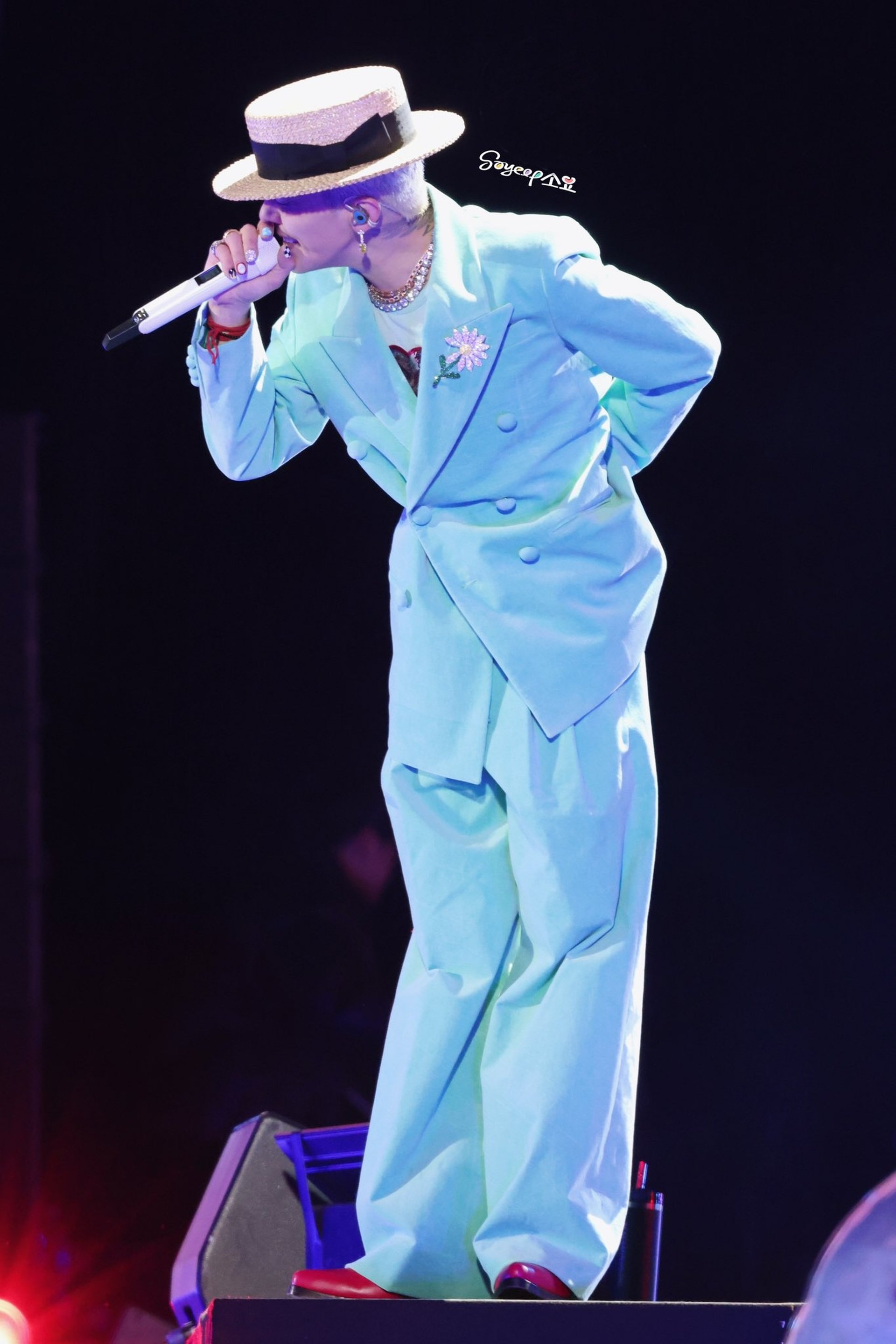 G-Dragon gây sốt khi diện áo hoa hồng, trang sức kim cương chục tỷ đồng - 10