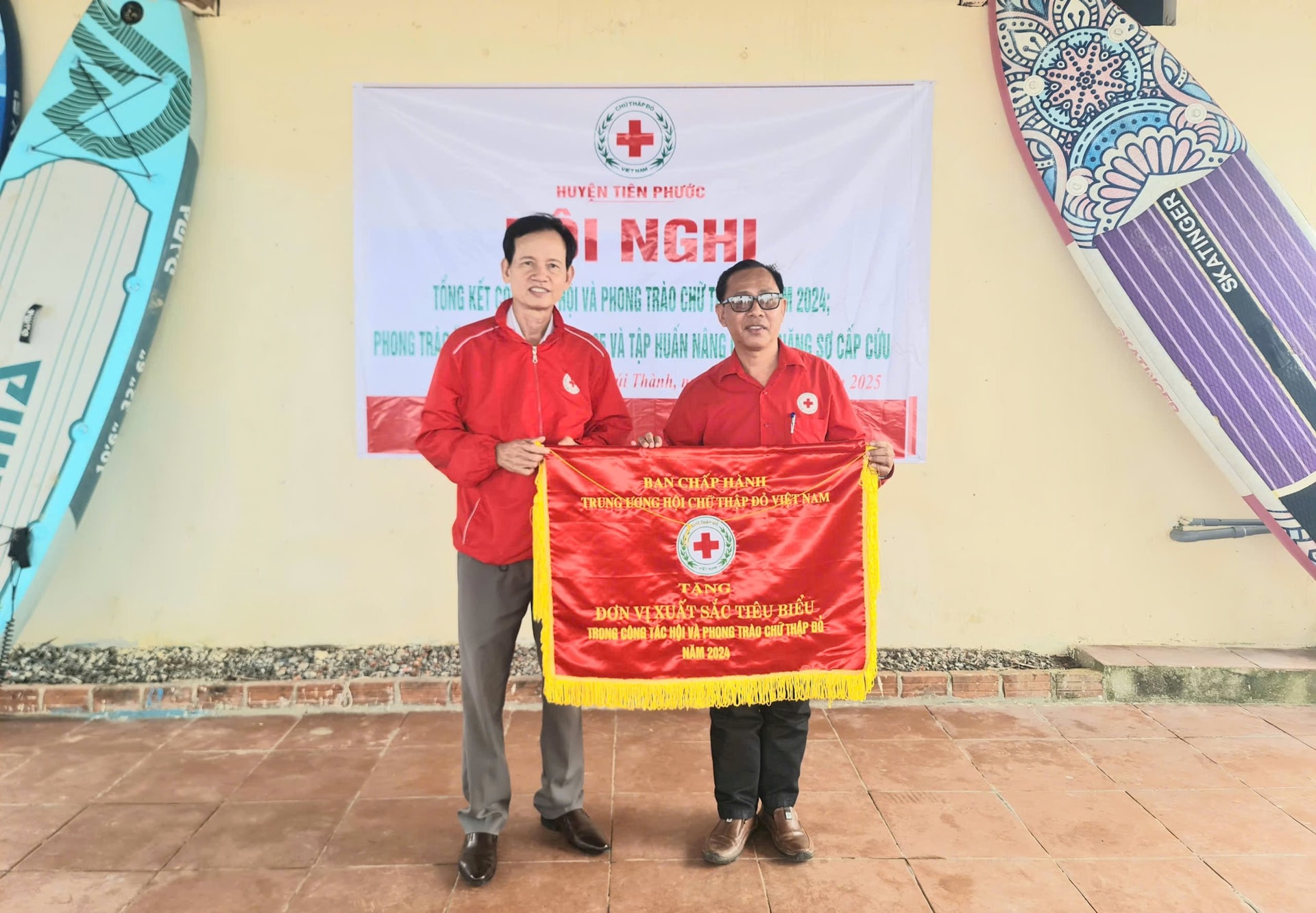 The Provincial Association awarded the Excellent Emulation Flag of the Central Committee of the Vietnam Red Cross Society to the Tien Phuoc District Association - photo by LVH