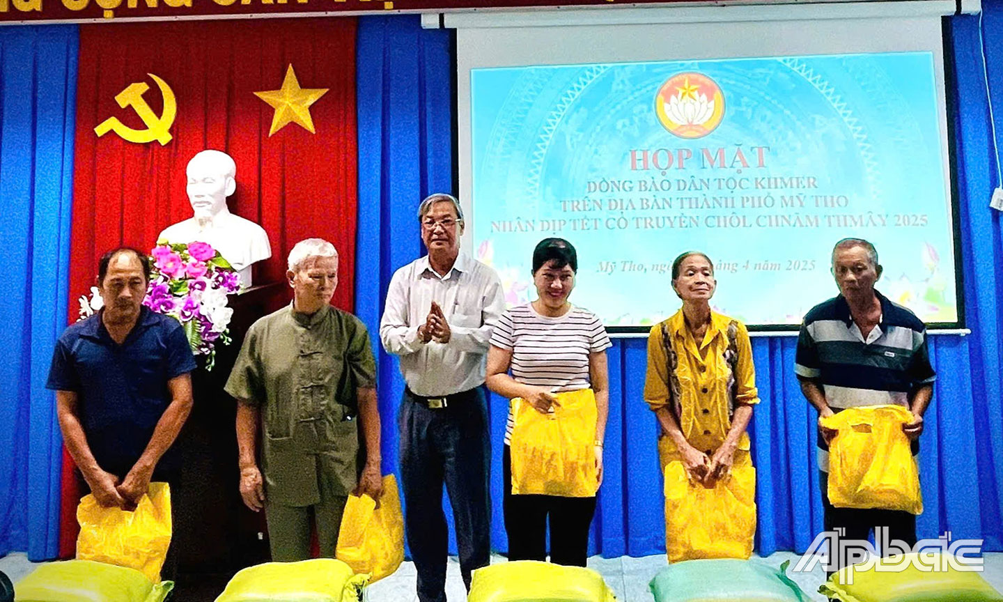 El Sr. Huynh Van Hai, Vicepresidente del Comité Provincial del Frente de la Patria, entregó regalos al pueblo étnico jemer.
