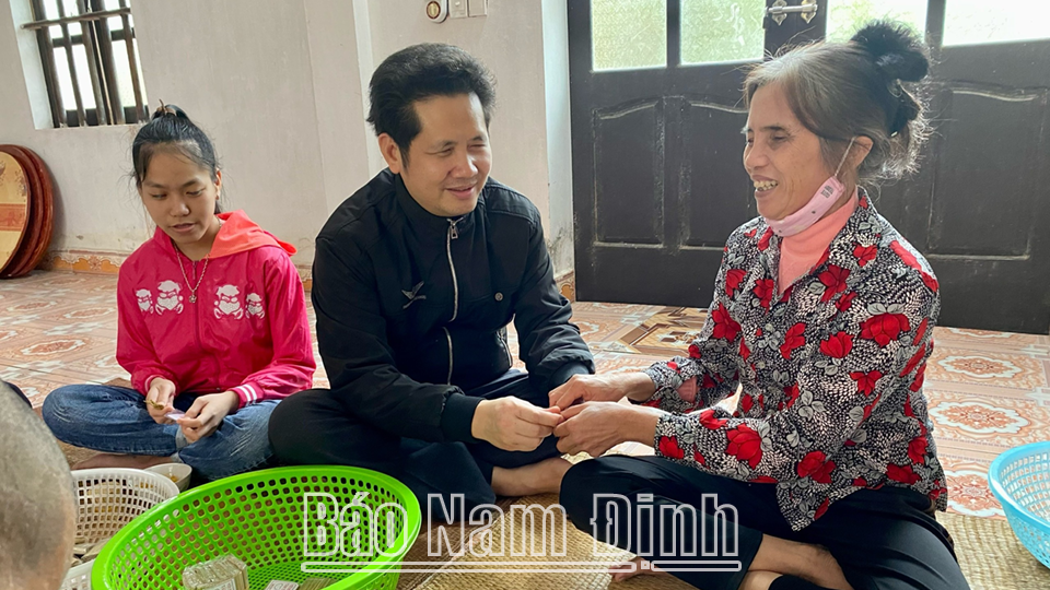 Hai Hau Blind Association makes bamboo toothpicks to increase income for members.