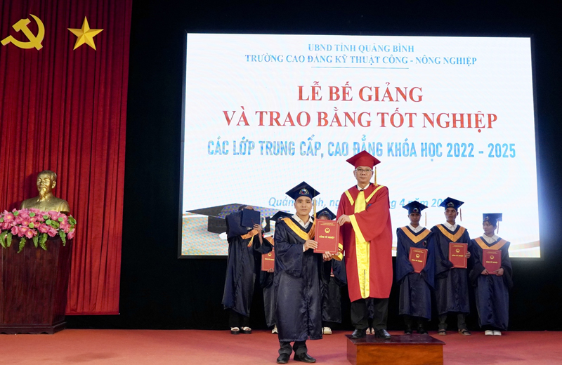 តំណាង​ថ្នាក់​ដឹកនាំ​សាលា​បាន​ប្រគល់​វិញ្ញាបនបត្រ​បញ្ចប់​ការ​សិក្សា​ដល់​សិស្ស​មធ្យមសិក្សា​វគ្គ​សិក្សា ២០២២-២០២៥។