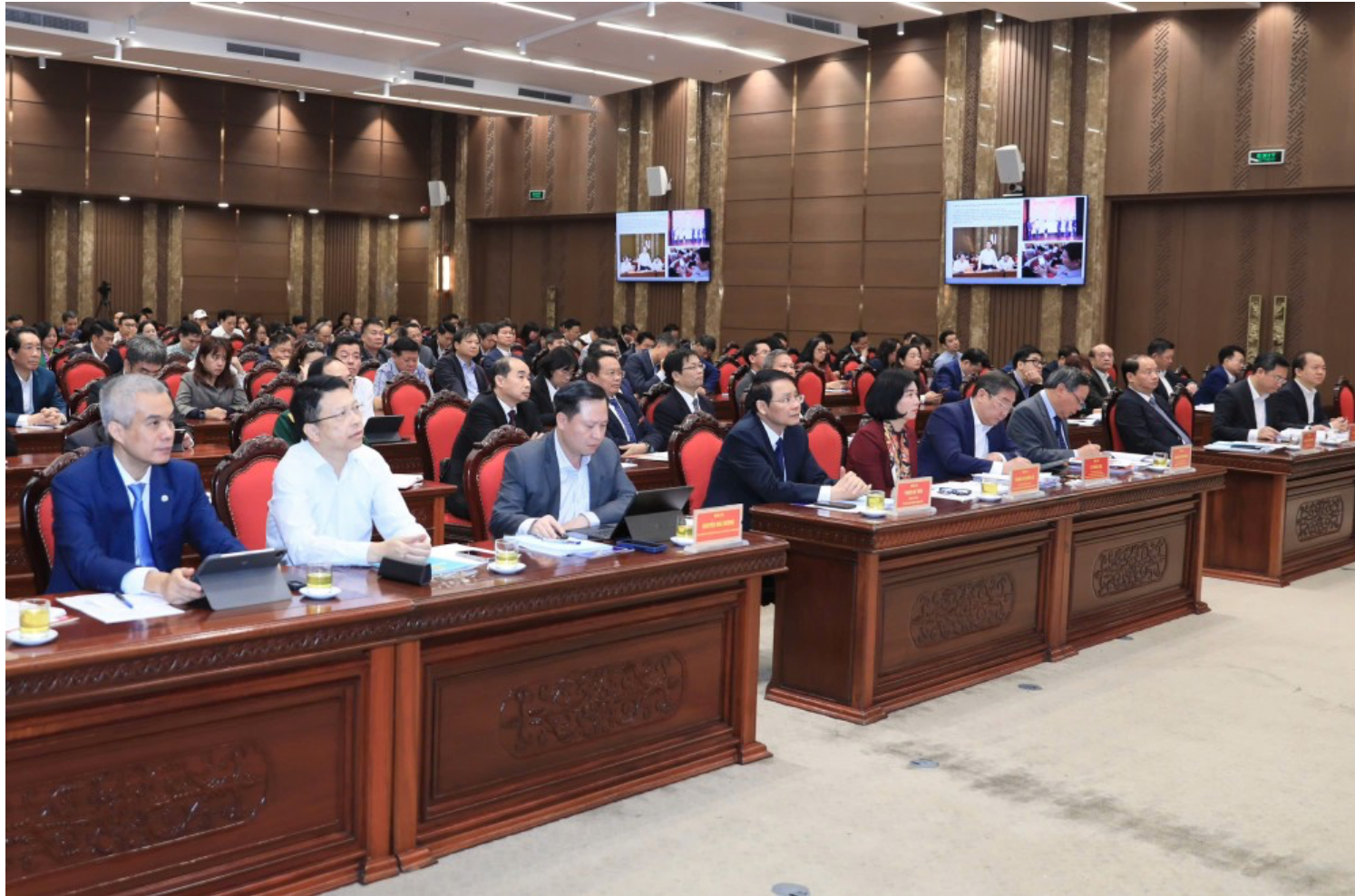 กลุ่มคนในห้องประชุม เนื้อหาที่สร้างโดย AI อาจไม่ถูกต้อง
