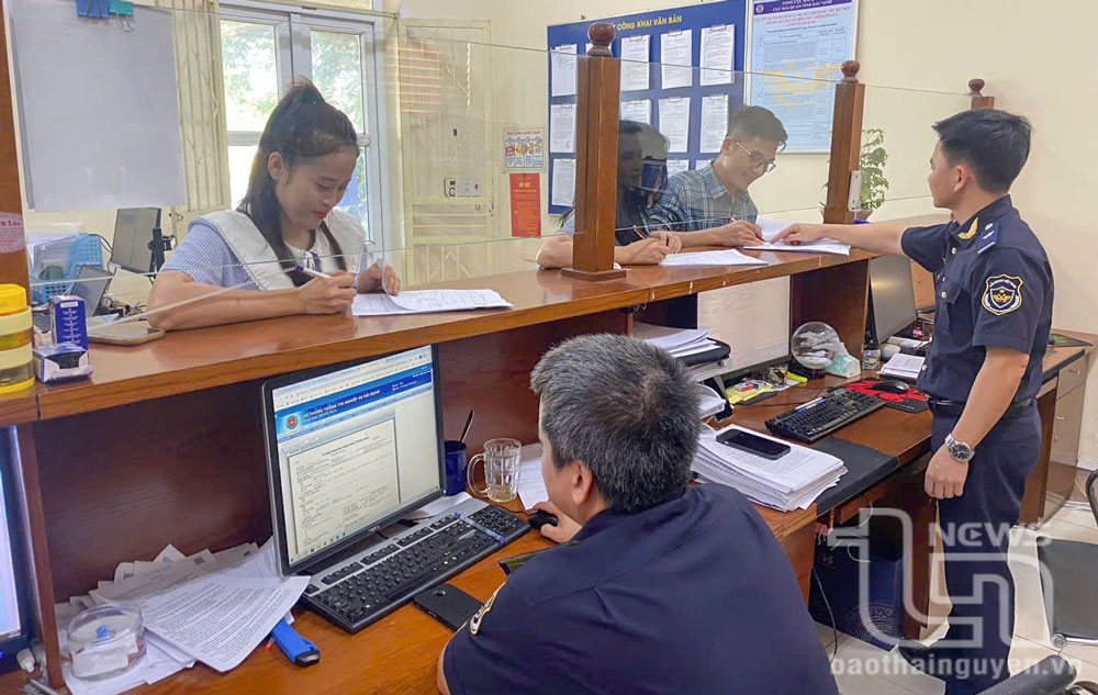 Guidance on customs declaration procedures and customs clearance of import and export goods for businesses at Song Cong Customs Team under Thai Nguyen Customs Branch.