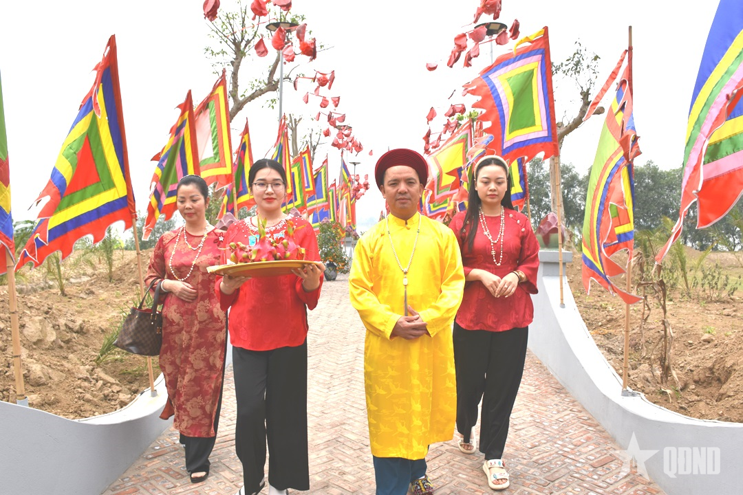Đền Rừng linh thiêng ven sông Hồng