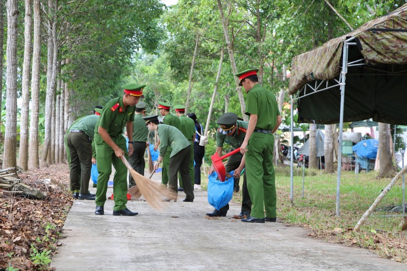 Đoàn viên thanh niên Công an tỉnh Kiên Giang vệ sinh, chỉnh trang lại khuôn viên Đền thờ