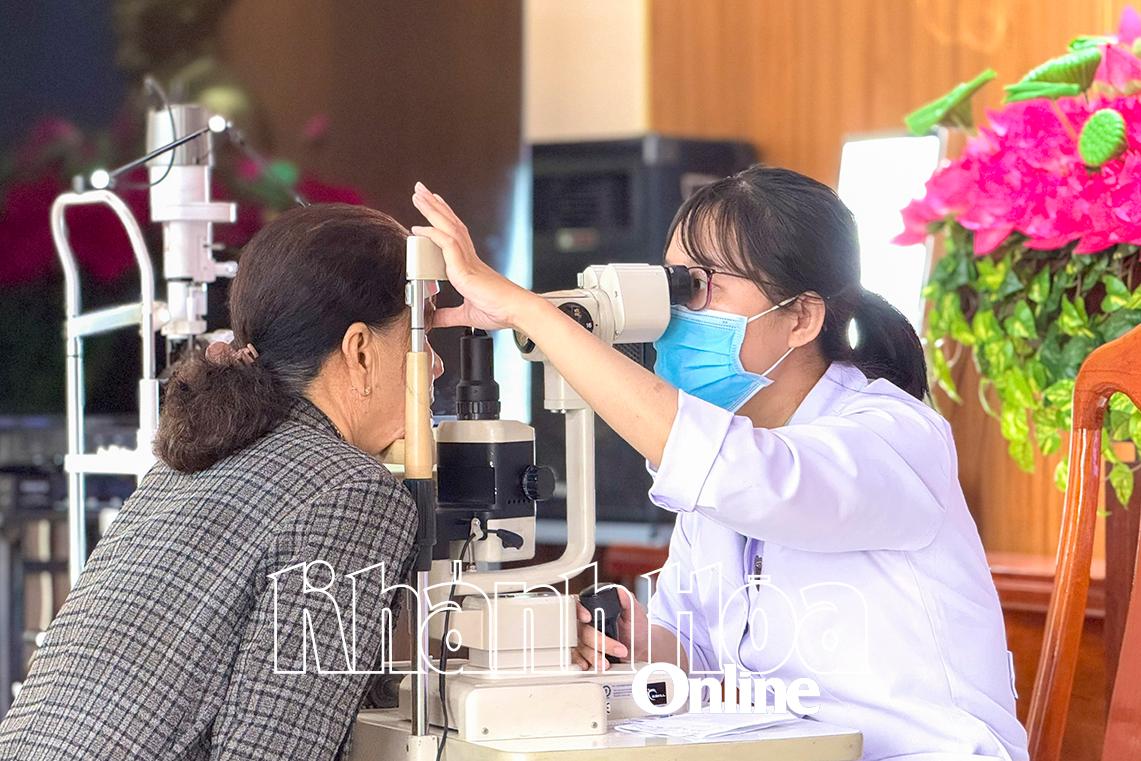 វេជ្ជបណ្ឌិតមកពីមន្ទីរពេទ្យភ្នែក Saigon Nha Trang ពិនិត្យភ្នែកប្រជាជននៅឃុំ Vinh Hiep។  