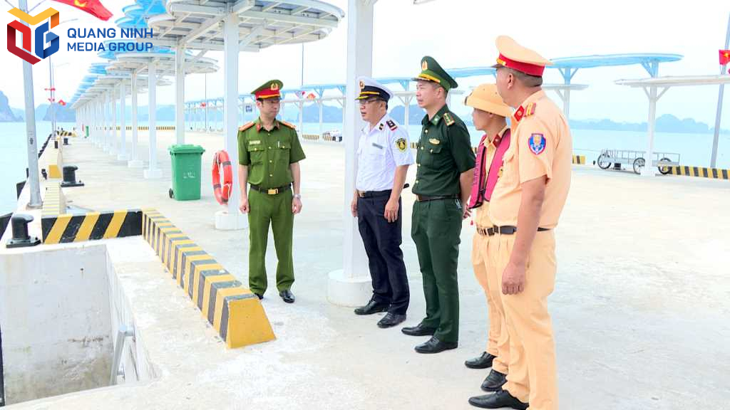 Các lực lượng chức năng kiểm tra cơ sở vật chất đảm bảo cho tàu thuyền đón trả khách đi các tuyến đảo tại Bến cảng quốc tế Ao Tiên (huyện Vân Đồn). Ảnh: Quốc Xã (Công an tỉnh)