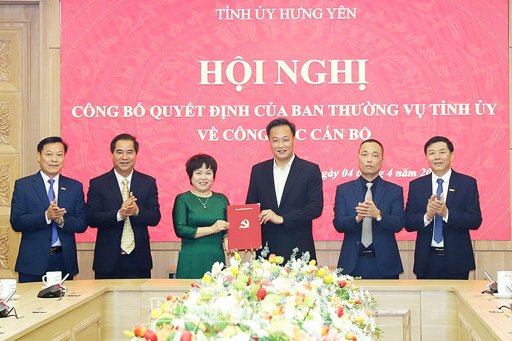 Comrade Nguyen Huu Nghia, Member of the Party Central Committee, Secretary of the Provincial Party Committee, presented the decision on merging Hung Yen Radio and Television Station into Hung Yen Newspaper.