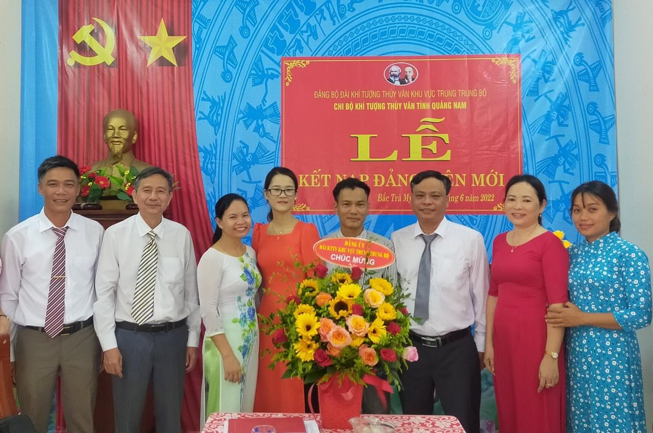 Dang vien chi bo Dai KTTV Quang Nam chup anh luu niem tai le ket nap dang cho tram truong Le Thi THuy