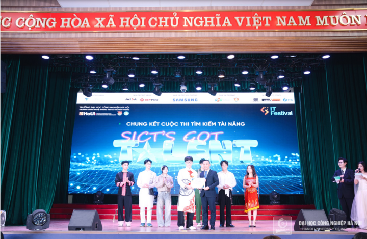 Ông Hoàng Văn Thắng - Tổng Giám đốc Công ty Cổ phần Đào tạo Công nghệ ITPLUS trao giải yêu thích nhất Cuộc thi tài năng SICT’s Got Talent.