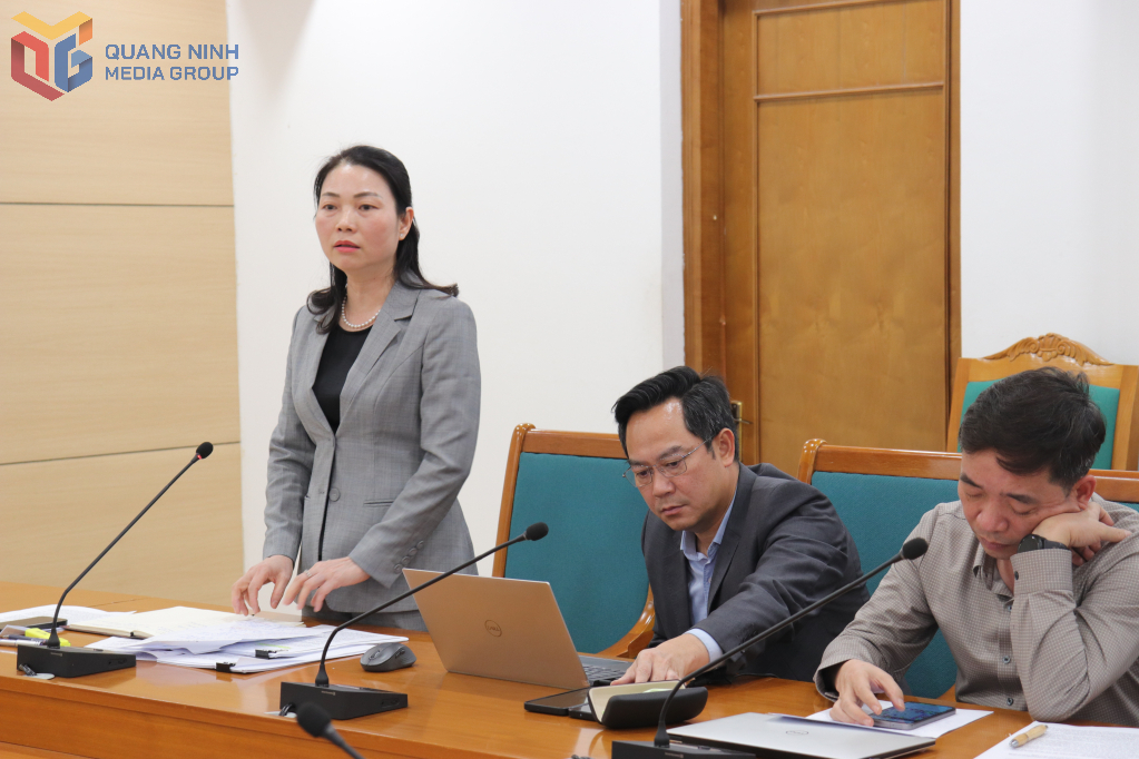 Leaders of the Department of Education and Training spoke at the meeting