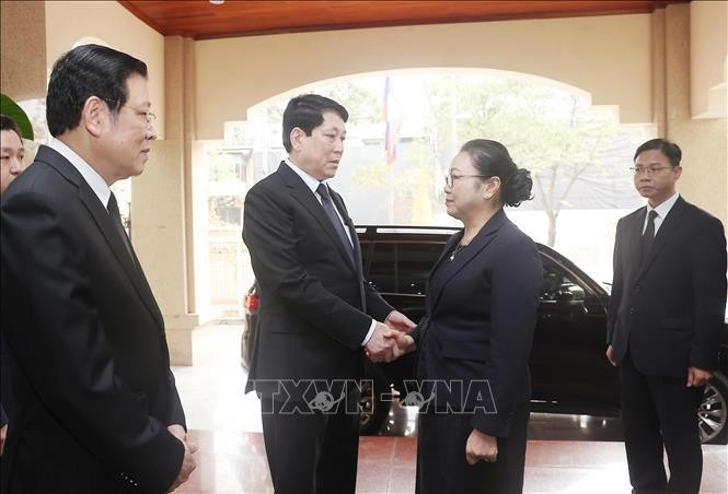 Chủ tịch nước Lương Cường chia buồn với Đại sứ, cán bộ, nhân viên Đại sứ quán CHDC Nhân dân Lào tại Việt Nam. Ảnh: Lâm Khánh/TTXVN