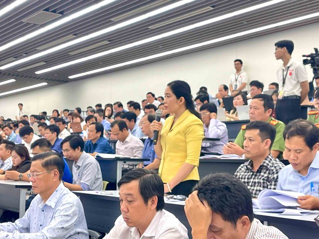 Thi tốt nghiệp THPT 2025 cùng lúc 2 chương trình, các sở GD-ĐT lo lắng  - Ảnh 1.