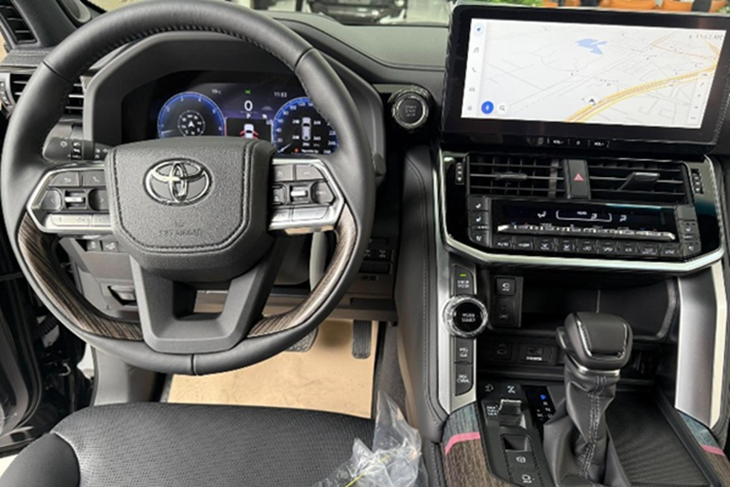 Toyota Land Cruiser 2025 « terre à terre »